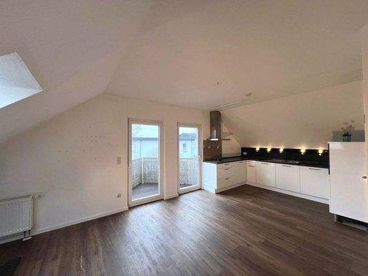 Zimmer mit Küche und Balkon im OG