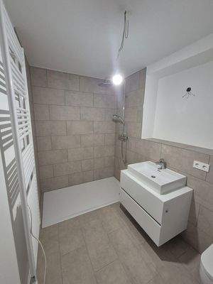 Badezimmer mit großer Dusche