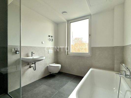 Stilvolles Tageslichtbad