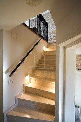 1. Obergeschoss: Wohnbereich (43 m²) mit Gäste-WC & einer vollständig eingerichteten Küchebergeschoss: Wohnbereich (43 m²) mit Gäste-WC