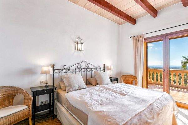 Zweites Schlafzimmer mit Holzdeckenbalken