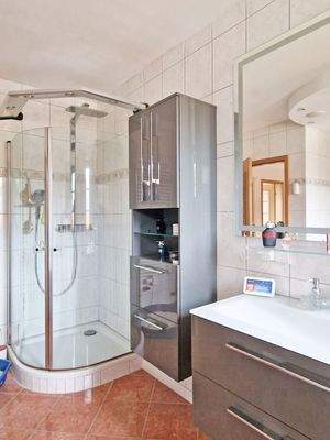 Bad mit Dusche und Wanne