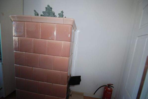 Ein Kachelofen im Obergeschoss