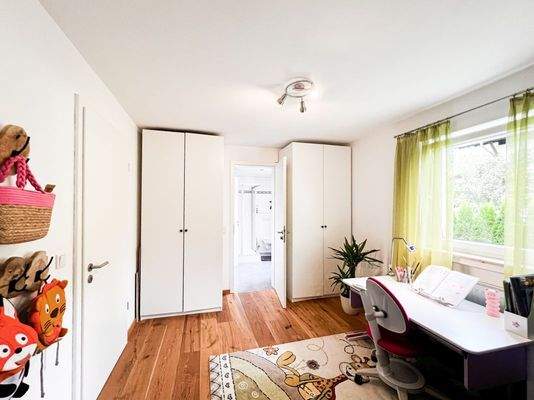 Zimmer im EG mit dem Zugang zum Bad