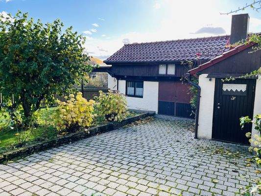 intaktes Nebengebäude mit integrierter Garage und Tonziegeleindeckung