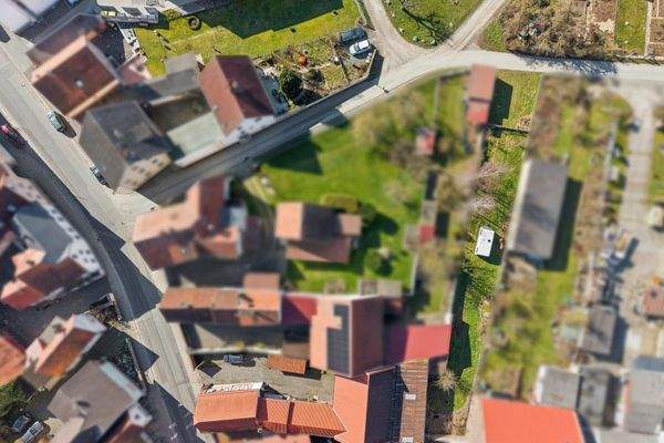 Vogelperspektive des gesamten Grundstücks   