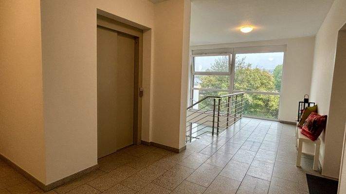 Treppenhaus mit Fahrstuhl