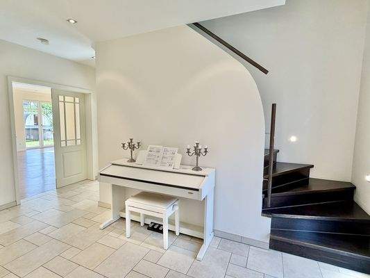 Diele im EG mit Treppe ins DG