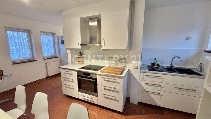 Moderne, voll ausgestattete Einbauküche – sofort startklar