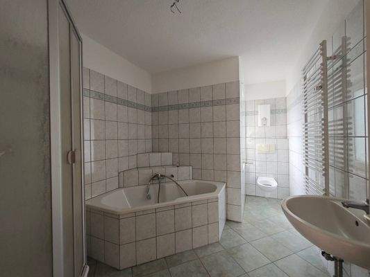 Tageslichtbad mit Wanne und Dusche