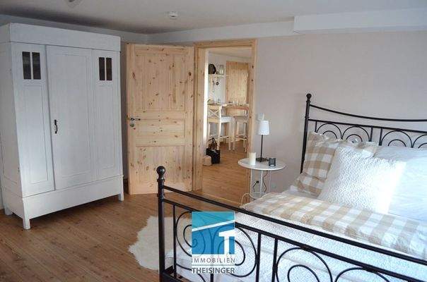 Schlafen Souterrain mit Blick zum Kochbereich