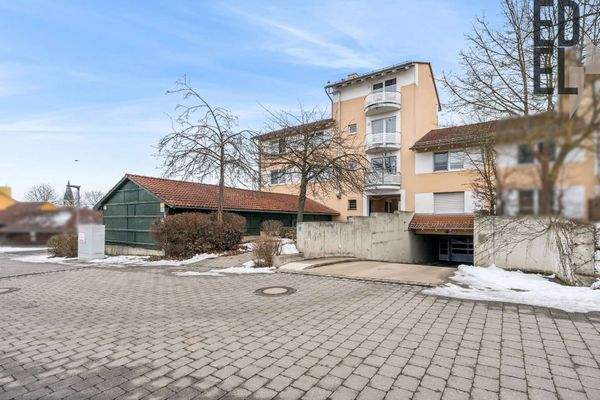 Außenansicht mit TG-Einfahrt