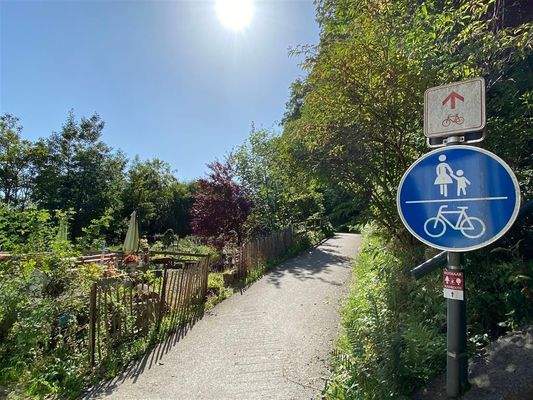 Rad-Wander-Weg angrenzend