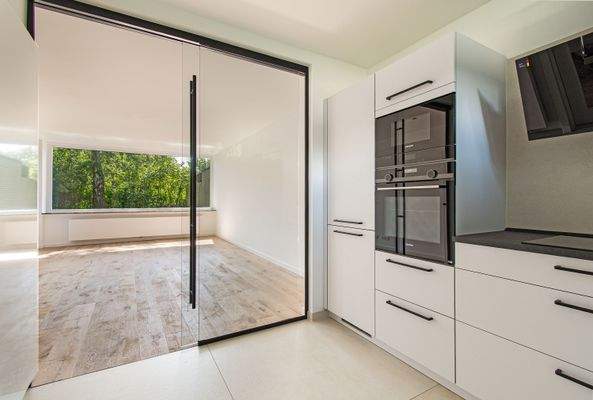 Wohn- und Essbereich mit offener Einbauküche