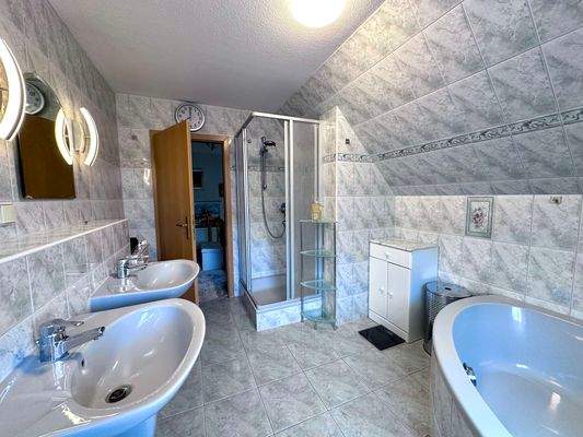 Bad im DG mit Wanne und Dusche usw.