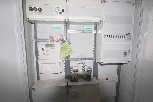 Moderner Stromsicherheitsschrank mit FI-Schalter