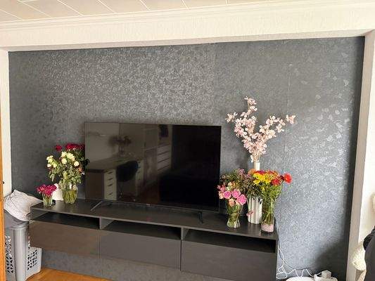 Wohnzimmer mit Deko-Blumen