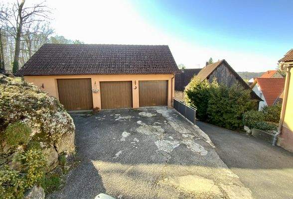 drei Garagen mit Spitzboden