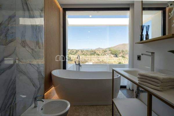 Newly-Built Villas Within Walking Distance of Amenities in Mijas