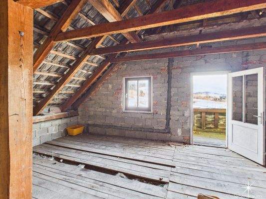 Rohdachboden inkl. Balkon.