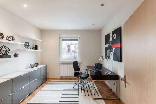 Büro EG - (KI generiert)