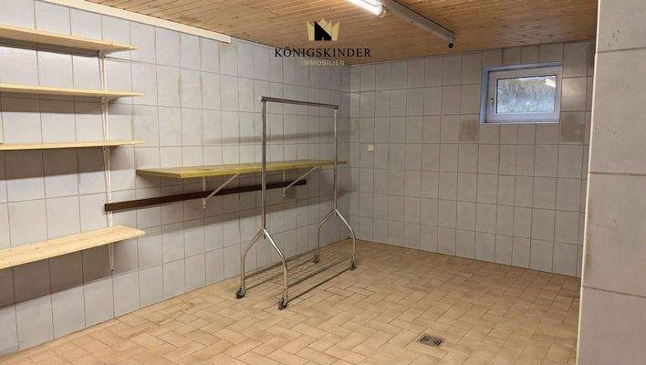 Praktischer Hauswirtschaftsraum mit integriertem Räucherofen.