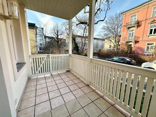 sehr schöner, großer Balkon