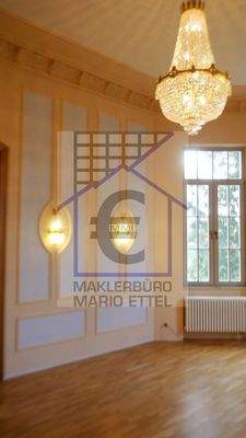 Zimmer mit Kronleuchter