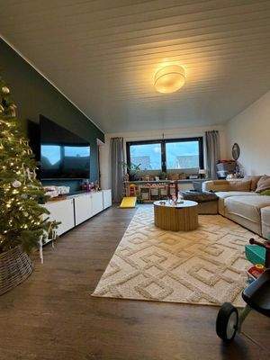 Wohnzimmer mit Weihnachtsbaum