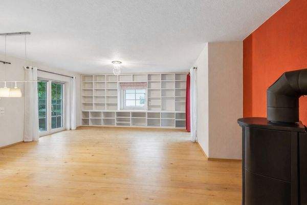 Wohnzimmer mit offener Küche