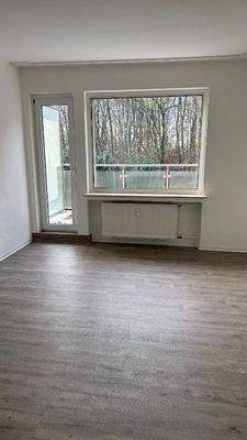 Wohnzimmer mit Zugang zum Balkon