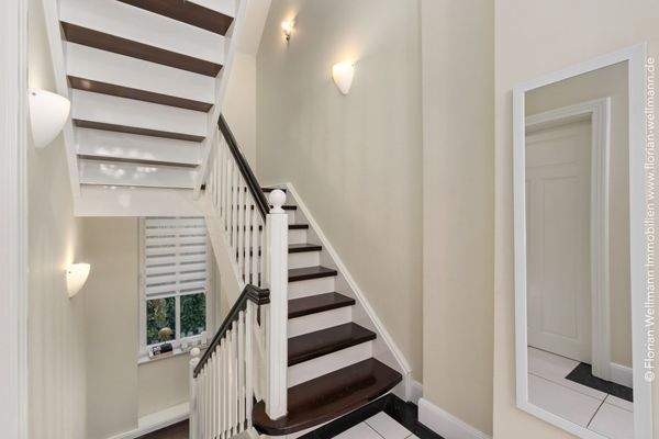 Original Holztreppe zum Souterrain und ins Dachgeschoss.