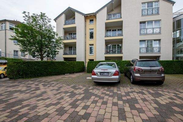 Ansicht Grundstück und Parkplätze