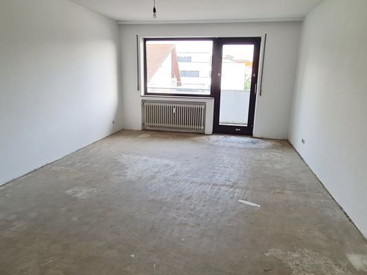 Wohnzimmer mit Zugang zum Balkon