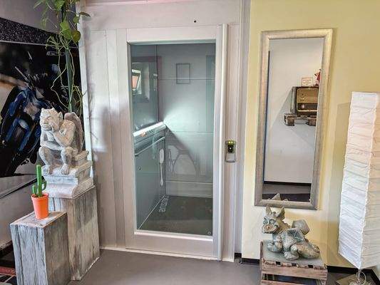 Eingangsbereich mit Aufzug OG