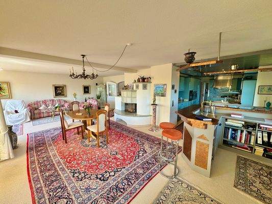 Wohnzimmer mit offenem Kamin