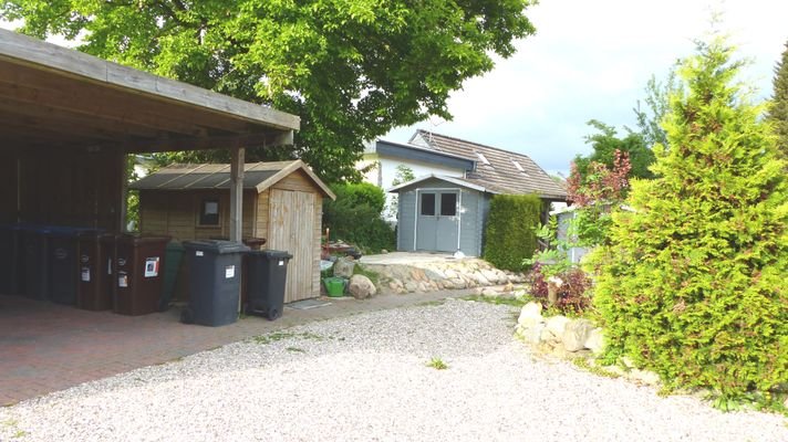 Carport und Parkplätze