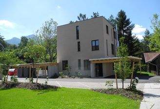 Gebäude mit Kellerzugang - Türe rechts EG