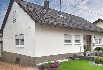 Vorderseite und Garage