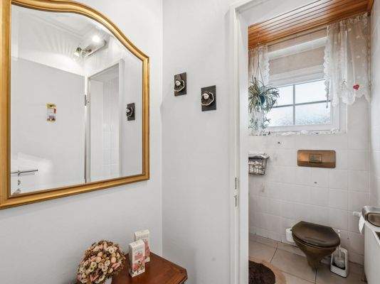 Flur mit Blick in Gäste-WC