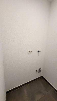 Hauswirtschaftraum mit Waschmaschinenanschluss.jpg