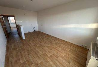 Wohnzimmer mit offener Küche