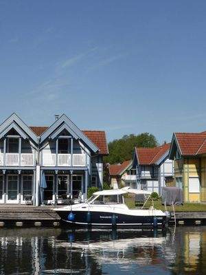 Boot am eigenen Steg