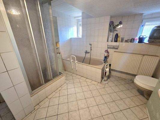 Bad mit Wanne und Dusche im EG