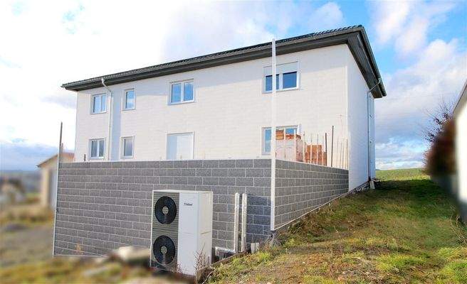 Hausansicht mit Wärmepumpe