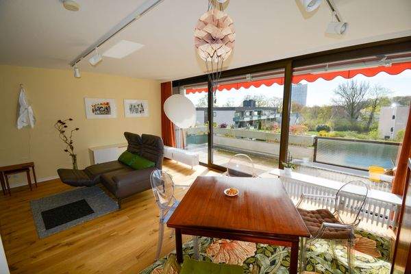 Wohn-/Esszimmer mit Balkonzugang