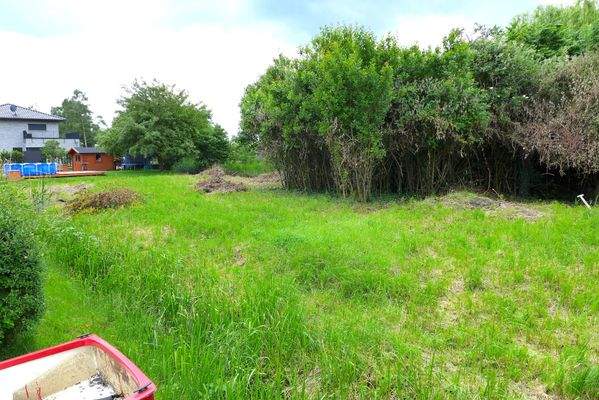 Grundstücksansicht links