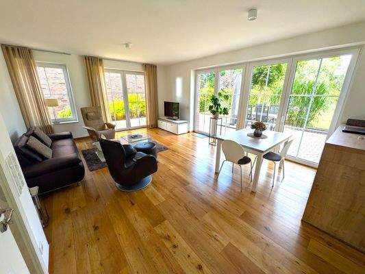Der Wohnzimmer- und Essbereich mit Blick in den großen Garten 