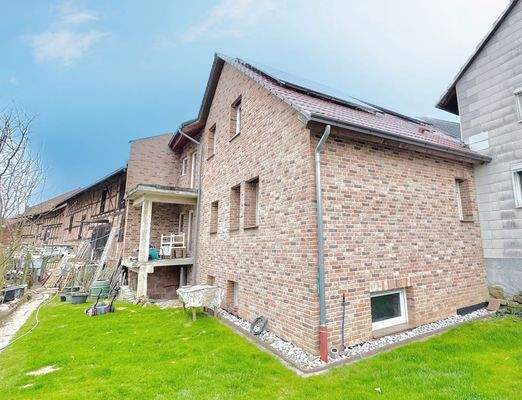 Ansicht Neubau (Wohnung 2) mit Balkon und Ansicht Soutterain-Wohnung (Ausbaureserve)