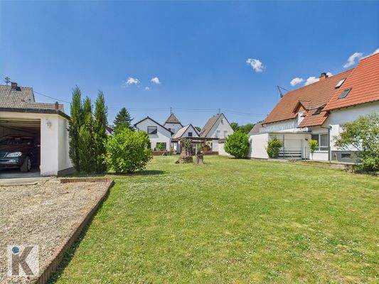 Garten mit Blick zum Haus